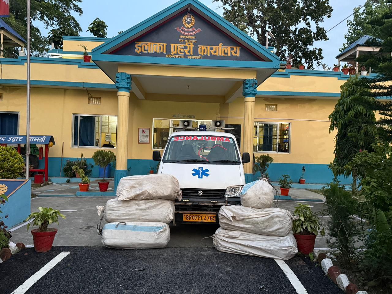 गाँजा र एम्बुलेन्स सहित २ भारतीय नागरिक प्रहरीको नियन्त्रणमा